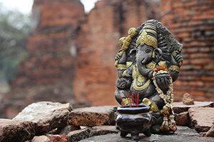 「象」の彫刻は真言律宗の密教寺院の印